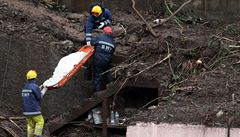 Madeira po záplavách, záchranái vytahují tlo jedné z obtí